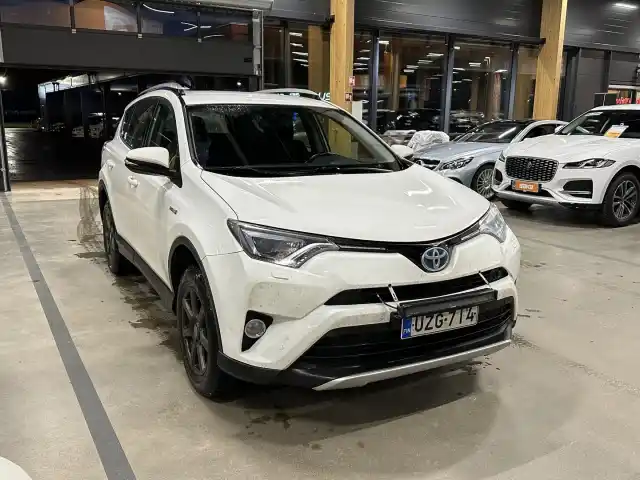 Valkoinen Maastoauto, Toyota RAV4 – UZG-714