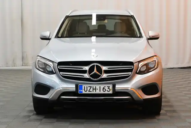 Harmaa Maastoauto, Mercedes-Benz GLC – UZH-163