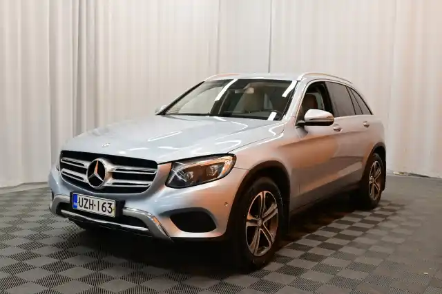 Harmaa Maastoauto, Mercedes-Benz GLC – UZH-163