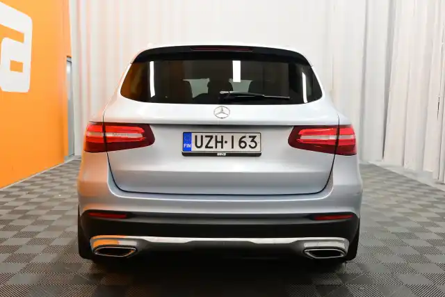 Harmaa Maastoauto, Mercedes-Benz GLC – UZH-163