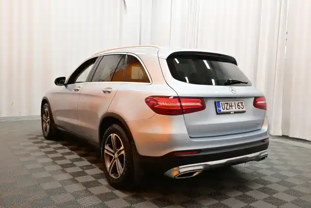 Harmaa Maastoauto, Mercedes-Benz GLC – UZH-163