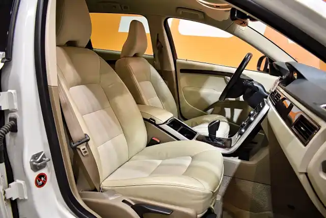 Valkoinen Farmari, Volvo V70 – UZJ-100