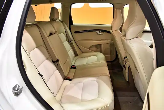 Valkoinen Farmari, Volvo V70 – UZJ-100
