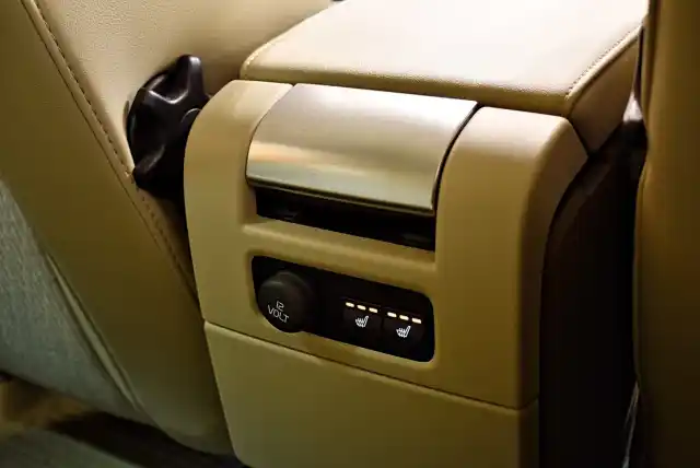 Valkoinen Farmari, Volvo V70 – UZJ-100