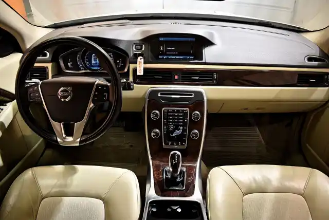 Valkoinen Farmari, Volvo V70 – UZJ-100