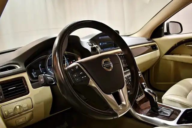 Valkoinen Farmari, Volvo V70 – UZJ-100