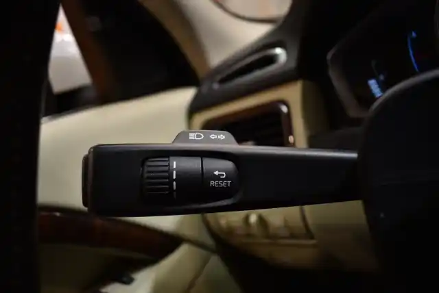 Valkoinen Farmari, Volvo V70 – UZJ-100