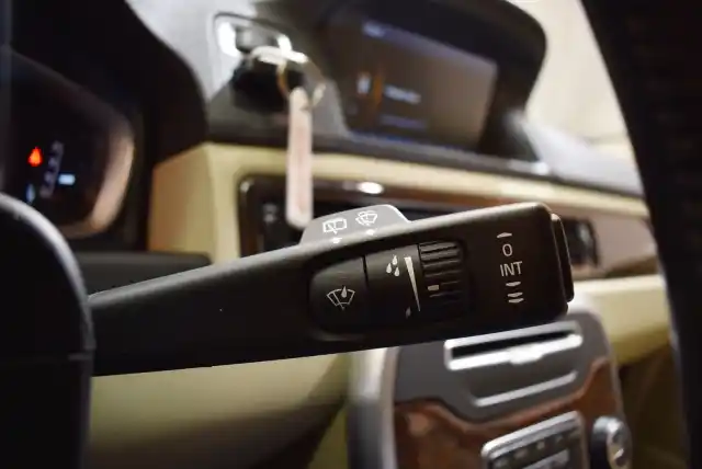 Valkoinen Farmari, Volvo V70 – UZJ-100