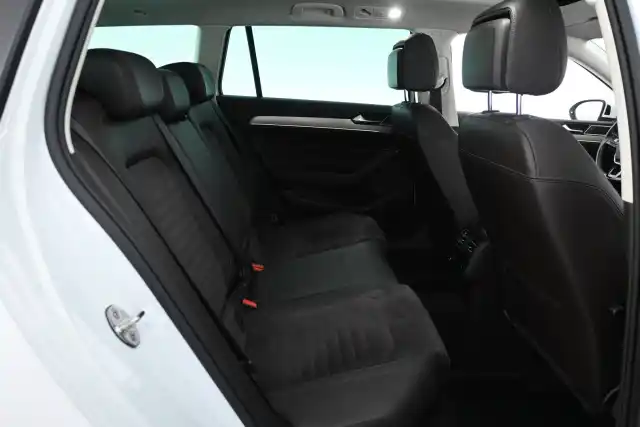 Valkoinen Farmari, Volkswagen Passat – UZL-627