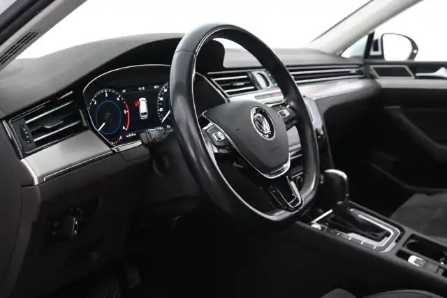 Valkoinen Farmari, Volkswagen Passat – UZL-627