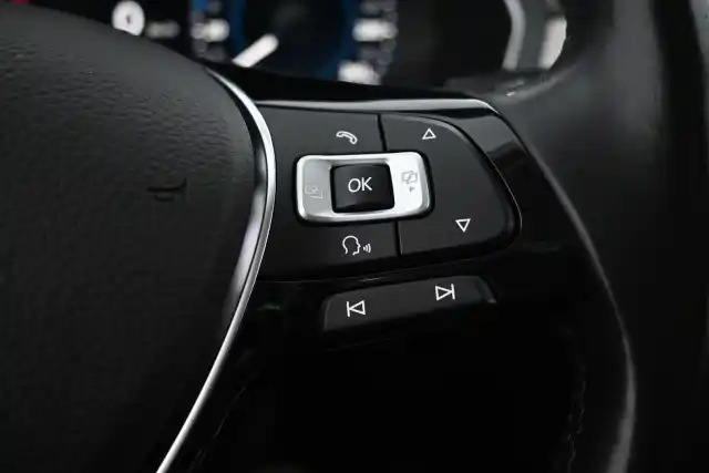 Valkoinen Farmari, Volkswagen Passat – UZL-627