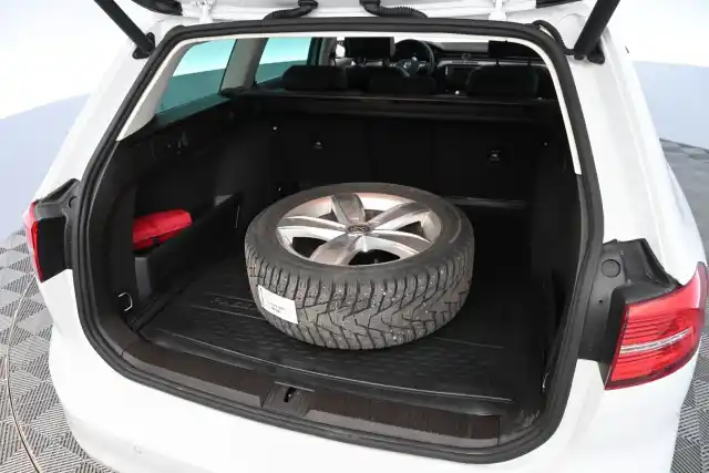 Valkoinen Farmari, Volkswagen Passat – UZL-627