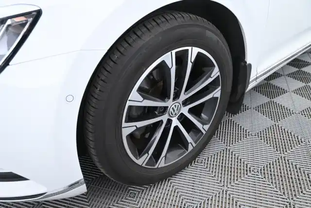 Valkoinen Farmari, Volkswagen Passat – UZL-627