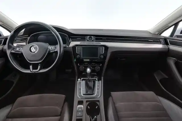 Valkoinen Farmari, Volkswagen Passat – UZL-627