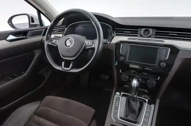 Valkoinen Farmari, Volkswagen Passat – UZL-627