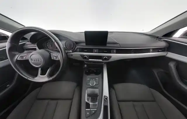 Musta Sedan, Audi A4 – UZM-564