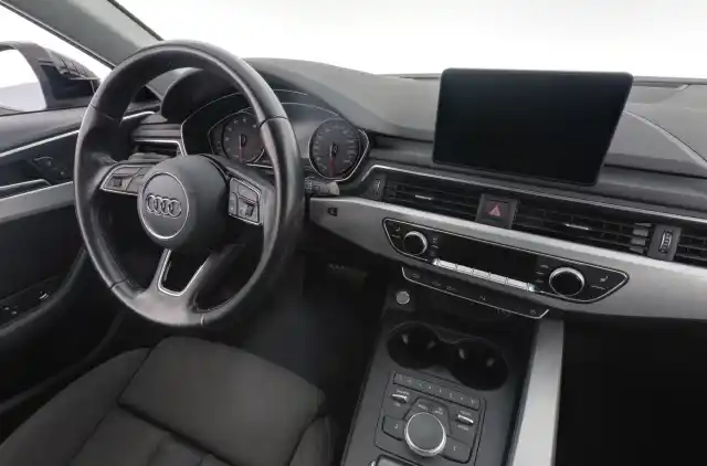 Musta Sedan, Audi A4 – UZM-564