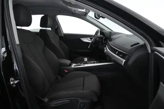 Musta Sedan, Audi A4 – UZM-564