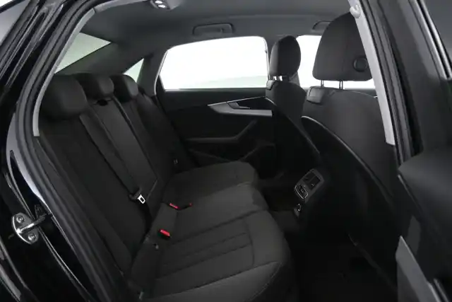 Musta Sedan, Audi A4 – UZM-564