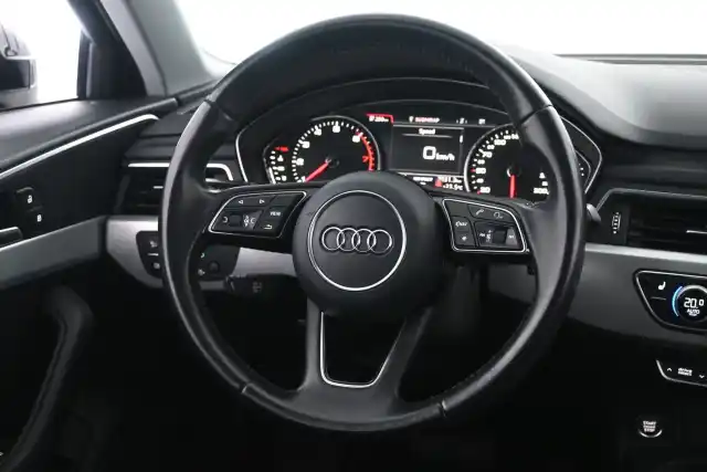 Musta Sedan, Audi A4 – UZM-564