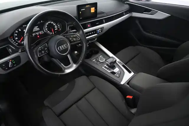 Musta Sedan, Audi A4 – UZM-564