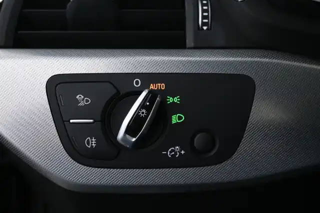 Musta Sedan, Audi A4 – UZM-564