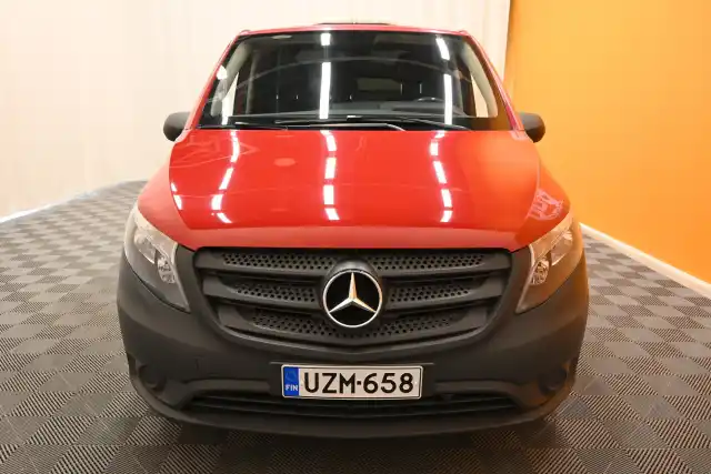 Punainen Pakettiauto, Mercedes-Benz Vito – UZM-658