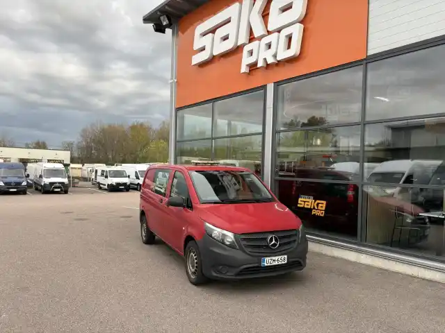 Punainen Pakettiauto, Mercedes-Benz Vito – UZM-658
