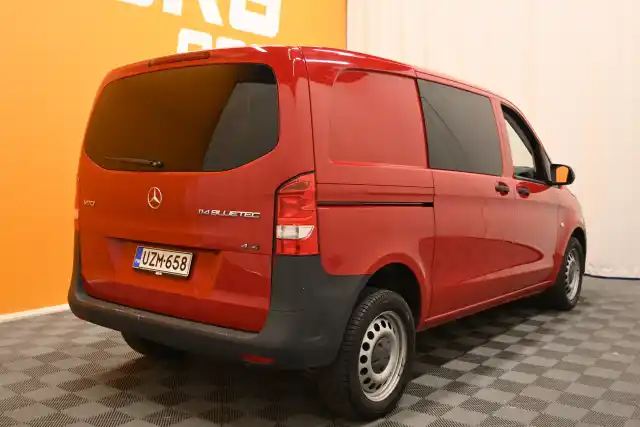 Punainen Pakettiauto, Mercedes-Benz Vito – UZM-658