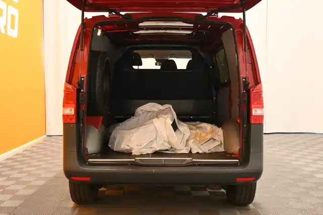 Punainen Pakettiauto, Mercedes-Benz Vito – UZM-658