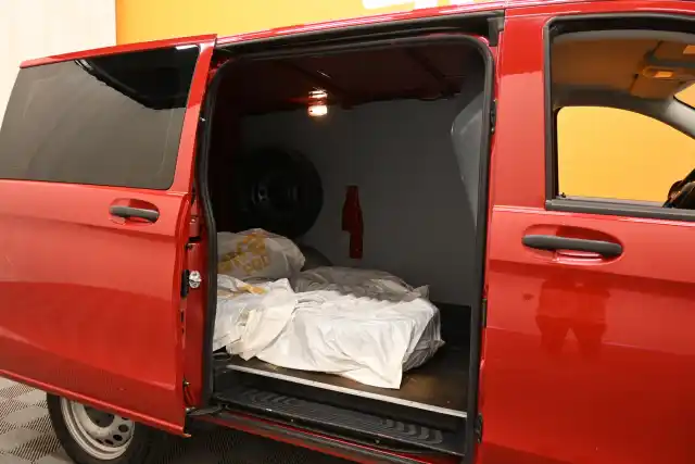 Punainen Pakettiauto, Mercedes-Benz Vito – UZM-658