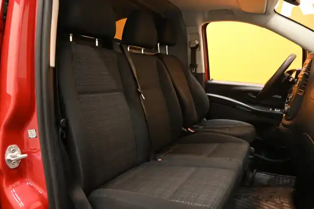 Punainen Pakettiauto, Mercedes-Benz Vito – UZM-658