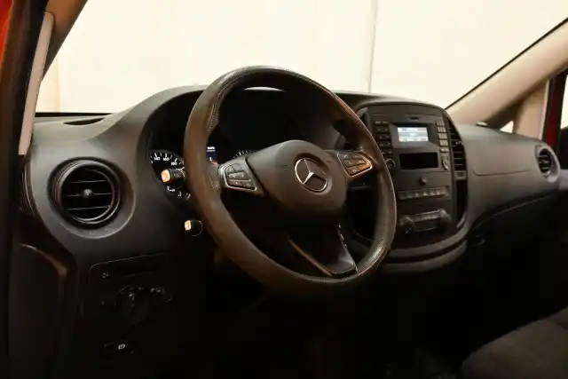 Punainen Pakettiauto, Mercedes-Benz Vito – UZM-658