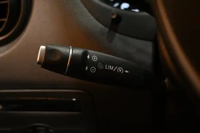 Punainen Pakettiauto, Mercedes-Benz Vito – UZM-658