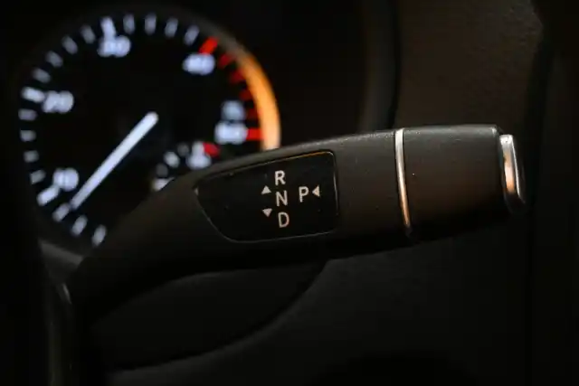 Punainen Pakettiauto, Mercedes-Benz Vito – UZM-658
