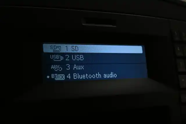 Punainen Pakettiauto, Mercedes-Benz Vito – UZM-658
