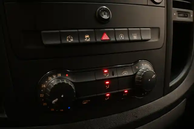 Punainen Pakettiauto, Mercedes-Benz Vito – UZM-658