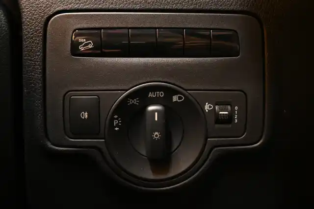 Punainen Pakettiauto, Mercedes-Benz Vito – UZM-658