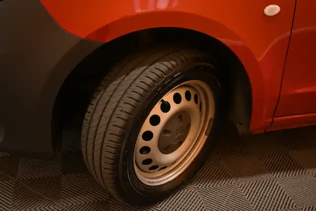 Punainen Pakettiauto, Mercedes-Benz Vito – UZM-658