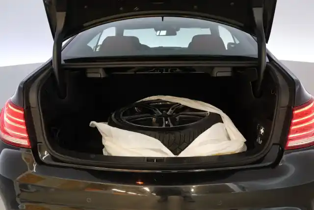 Musta Coupe, Mercedes-Benz E – UZN-318