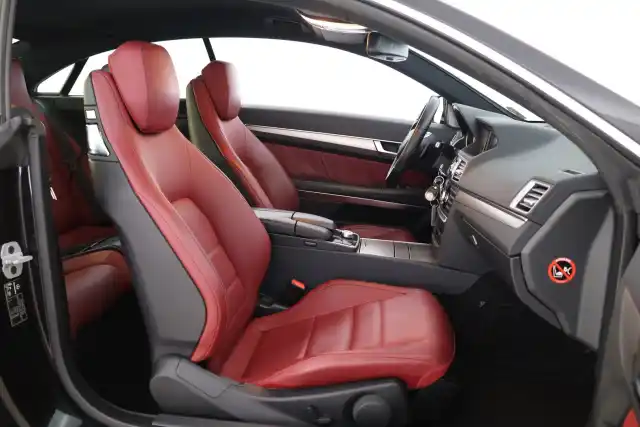 Musta Coupe, Mercedes-Benz E – UZN-318