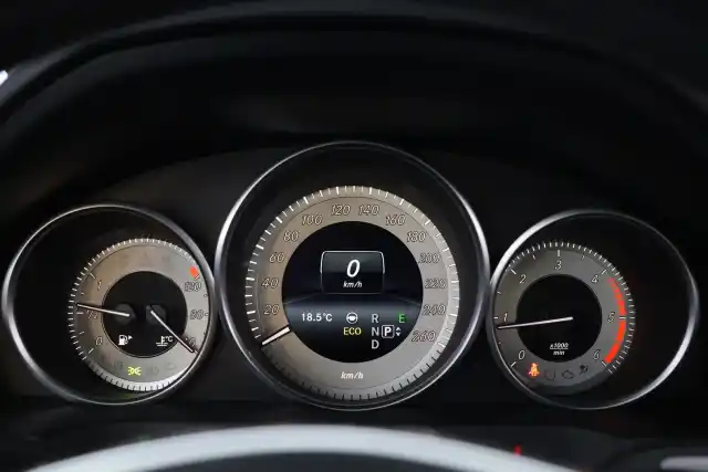 Musta Coupe, Mercedes-Benz E – UZN-318