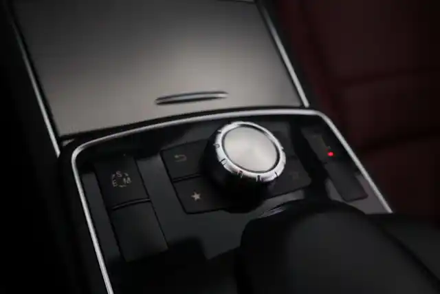 Musta Coupe, Mercedes-Benz E – UZN-318