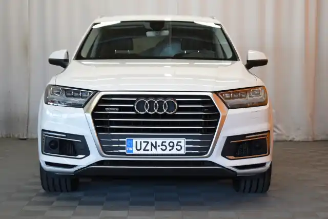 Valkoinen Maastoauto, Audi Q7 – UZN-595