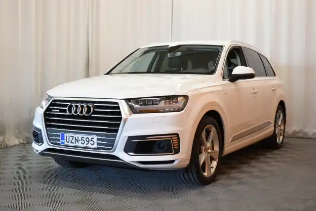 Valkoinen Maastoauto, Audi Q7 – UZN-595