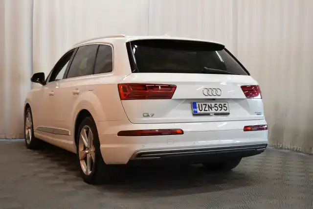 Valkoinen Maastoauto, Audi Q7 – UZN-595