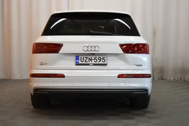 Valkoinen Maastoauto, Audi Q7 – UZN-595