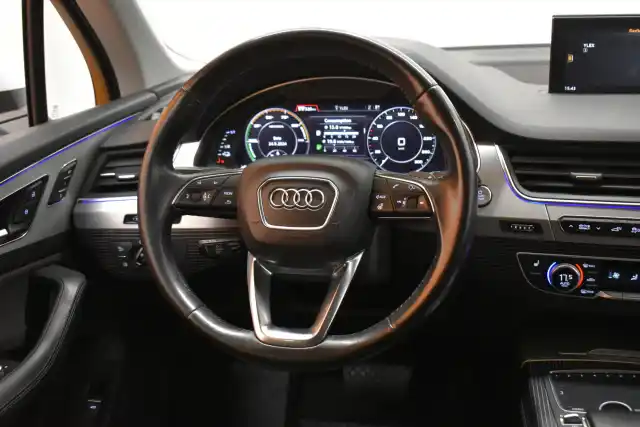 Valkoinen Maastoauto, Audi Q7 – UZN-595