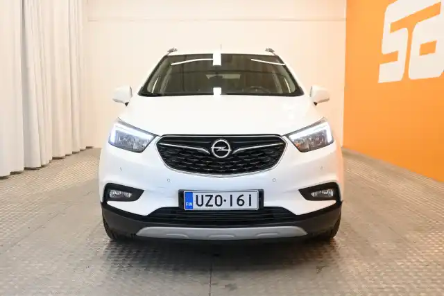 Valkoinen Maastoauto, Opel Mokka – UZO-161