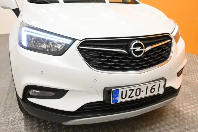 Valkoinen Maastoauto, Opel Mokka – UZO-161